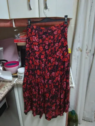 Falda larga floral negra y roja