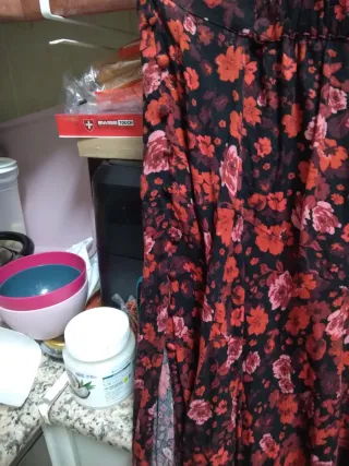 Falda larga floral negra y roja