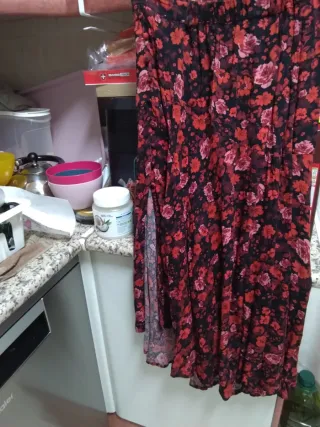 Falda larga floral negra y roja