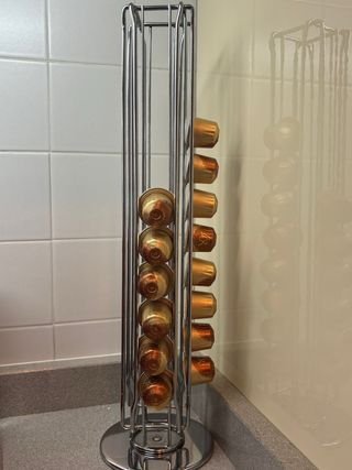 Cafetera Nespresso, espumador leche y portacapsula