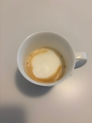 Cafetera Nespresso, espumador leche y portacapsula