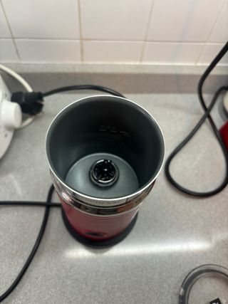 Cafetera Nespresso, espumador leche y portacapsula