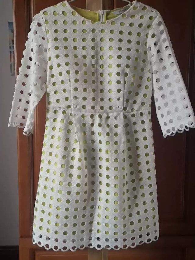 Abito bianco con pois traforati