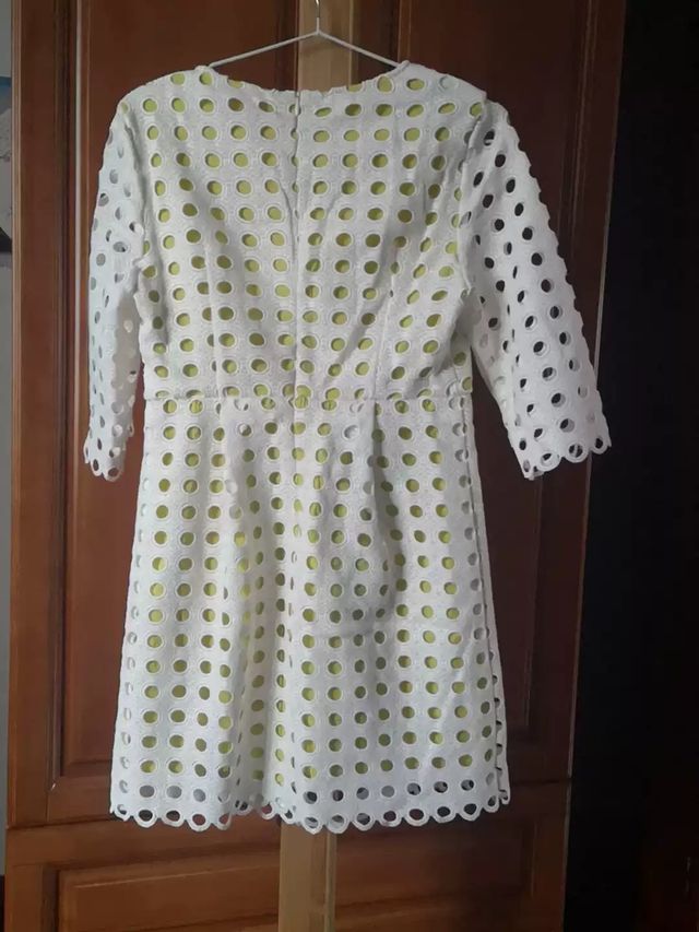 Abito bianco con pois traforati