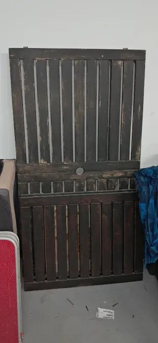 Mesa de terraza de madera oscura Ikea.