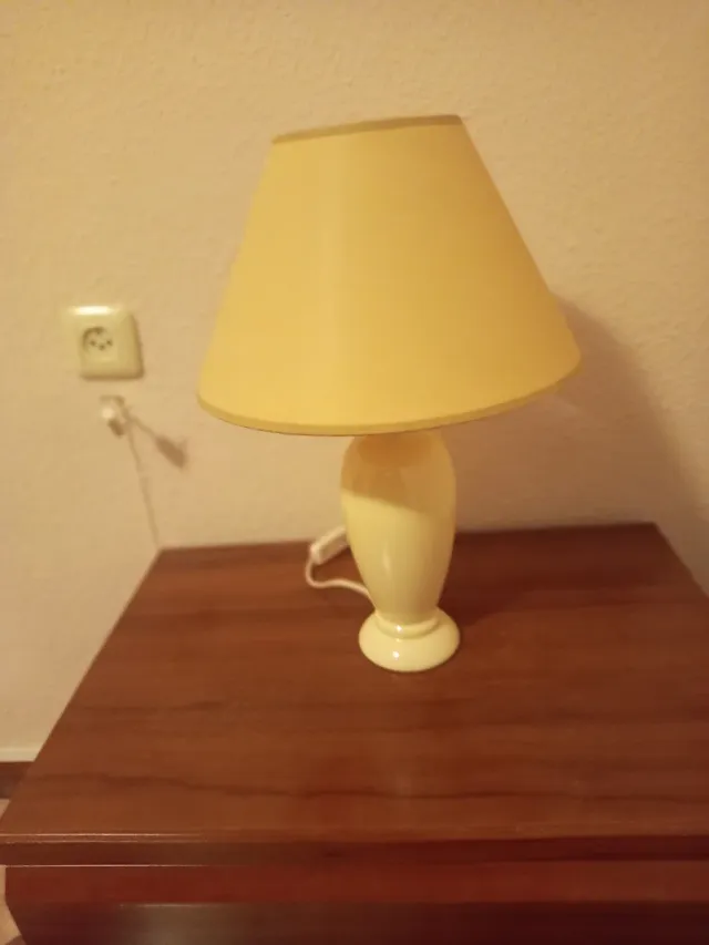 Lámpara de mesa beige y amarilla