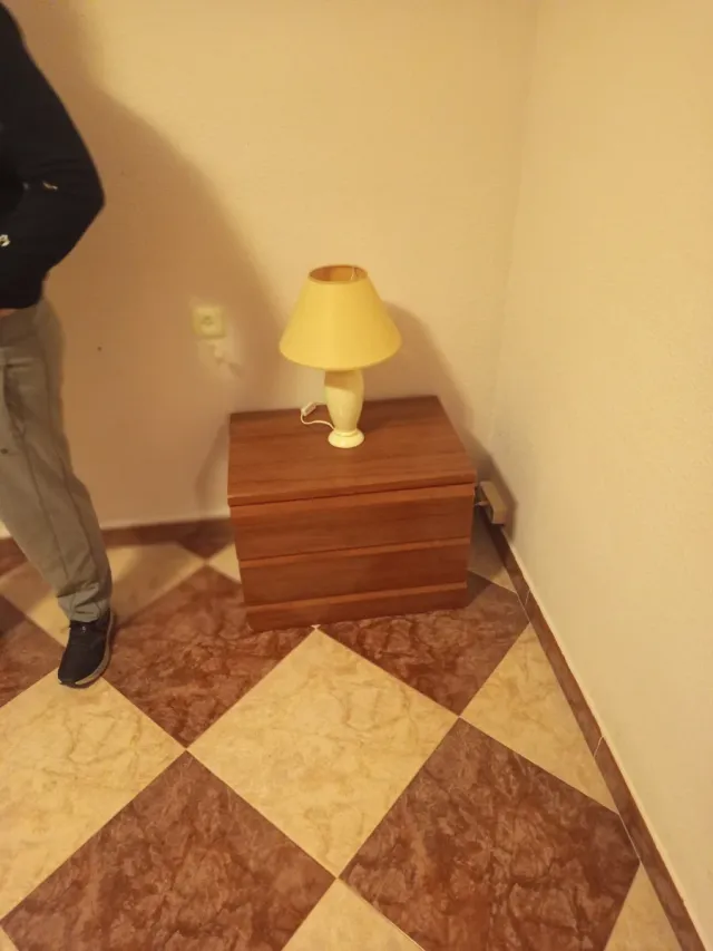 Lámpara de mesa beige y amarilla