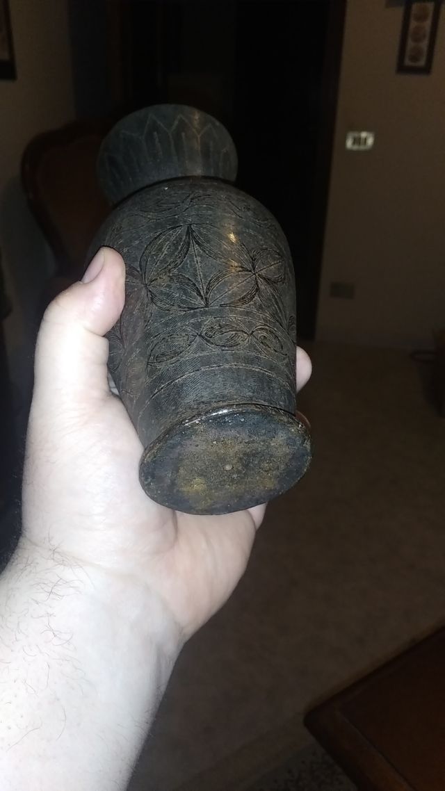 Vaso antico damascato in ferro battuto