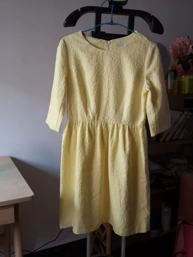 Abito giallo con fantasia floreale