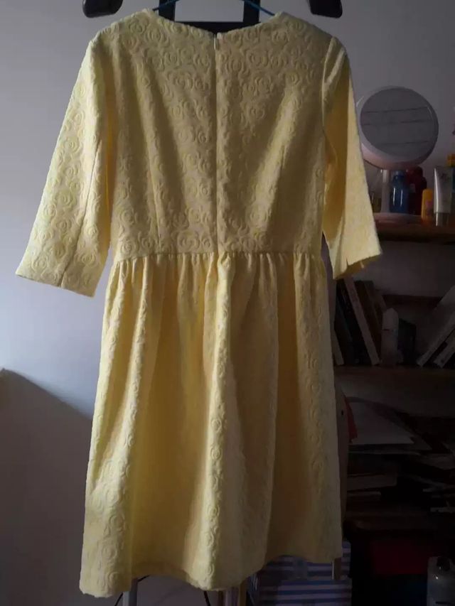 Abito giallo con fantasia floreale