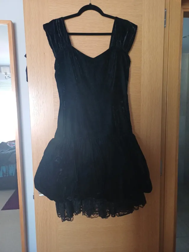 Vestido elegante terciopelo negro, encaje debajo