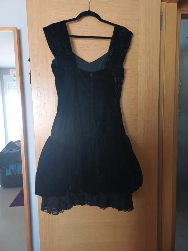Vestido elegante terciopelo negro, encaje debajo