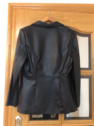 Chaqueta de piel negra