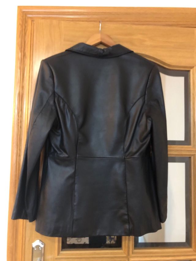 Chaqueta de piel negra