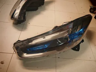 Faróis Renault ZOE 1a geração com apoios partidos