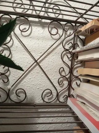 Estantería de forja negra .De largo 83X52.