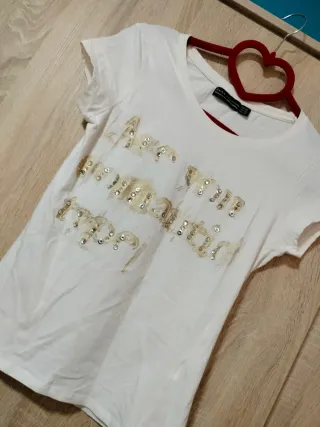 Camiseta Zara blanca con letras doradas y brillant
