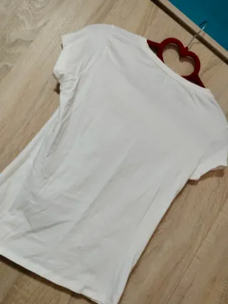 Camiseta Zara blanca con letras doradas y brillant