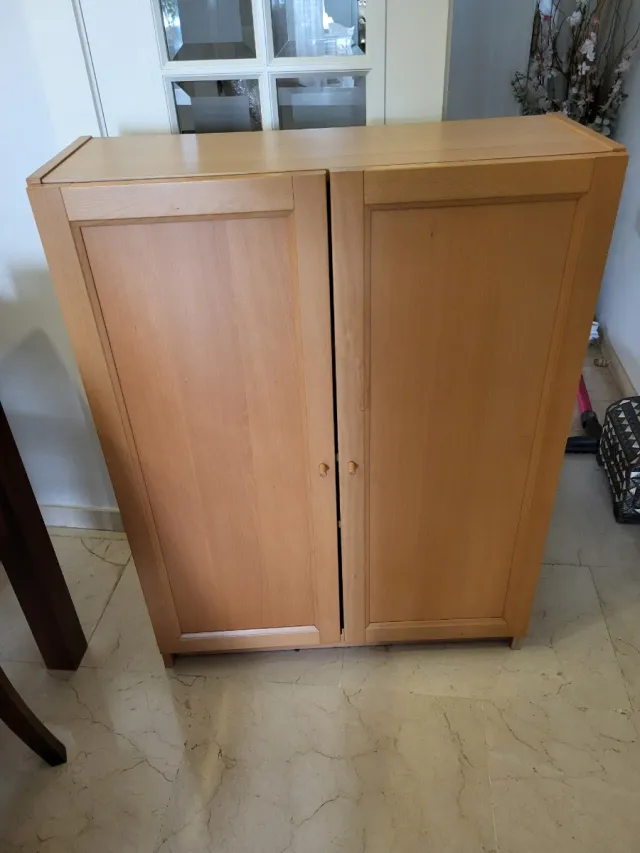 Estantería Billy Ikea con puertas de madera