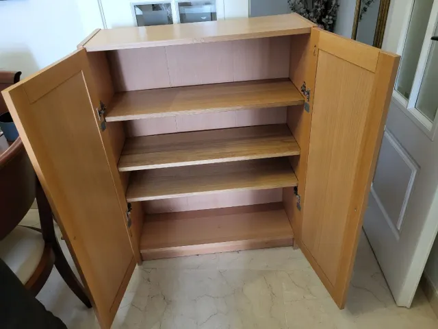 Estantería Billy Ikea con puertas de madera
