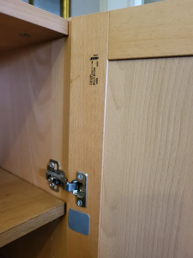 Estantería Billy Ikea con puertas de madera