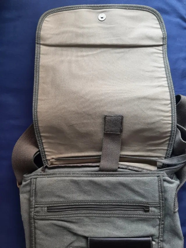 Borsa a tracolla grigia e marrone