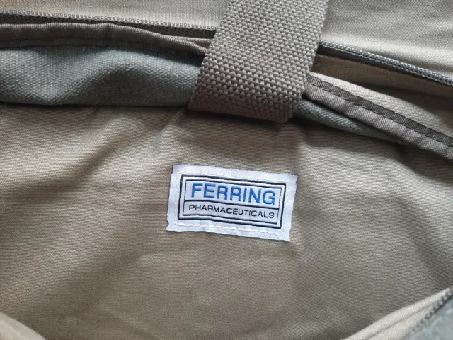 Borsa a tracolla grigia e marrone