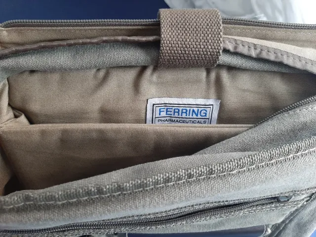 Borsa a tracolla grigia e marrone