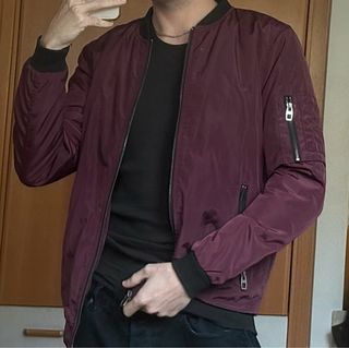 Cazadora bomber burdeos con cremalleras