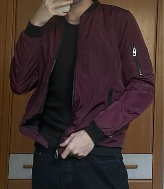 Cazadora bomber burdeos con cremalleras