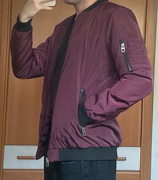 Cazadora bomber burdeos con cremalleras