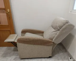 Sillón reclinable tapizado beige