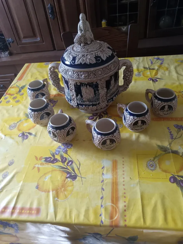 Ponchera antiga com 7 xícaras