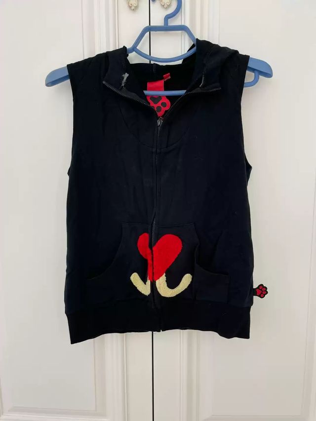 Gilet con cappuccio nero e cuore rosso