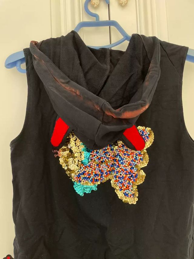 Gilet con cappuccio nero e cuore rosso