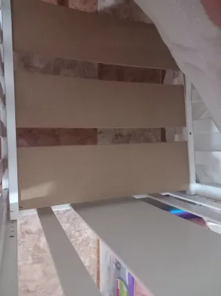 Cuna de bebé blanca con mosquitera