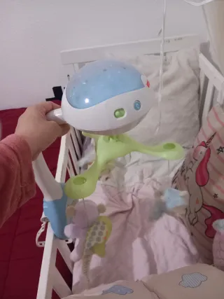 Cuna de bebé blanca con mosquitera