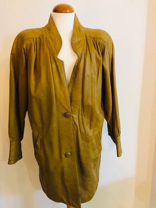 Abrigo corto de piel verde oliva