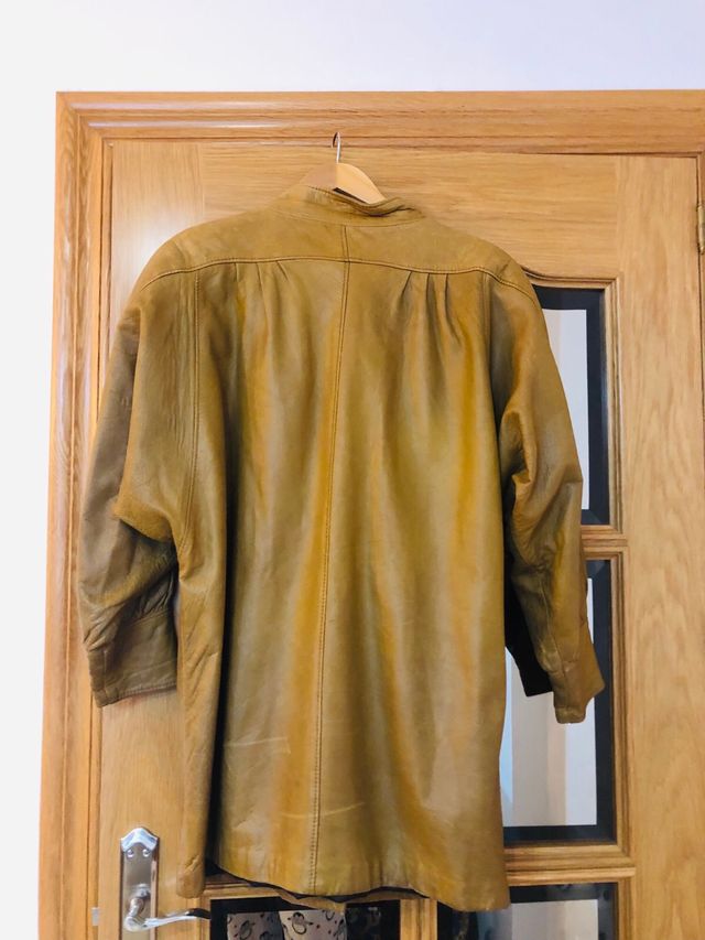 Abrigo corto de piel verde oliva