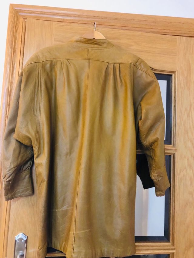 Abrigo corto de piel verde oliva