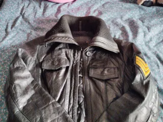 Cazadora de piel moderna