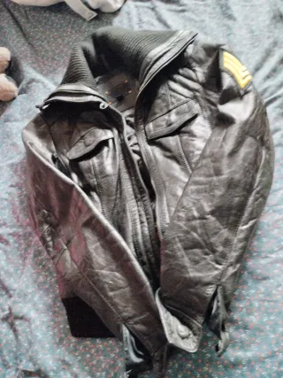 Cazadora de piel moderna