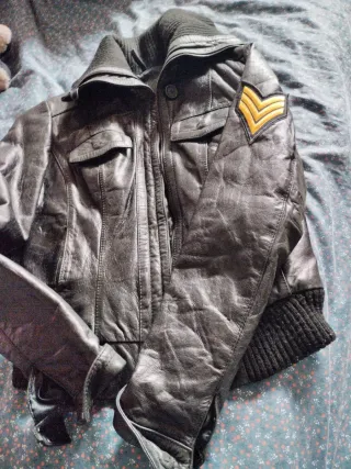 Cazadora de piel moderna