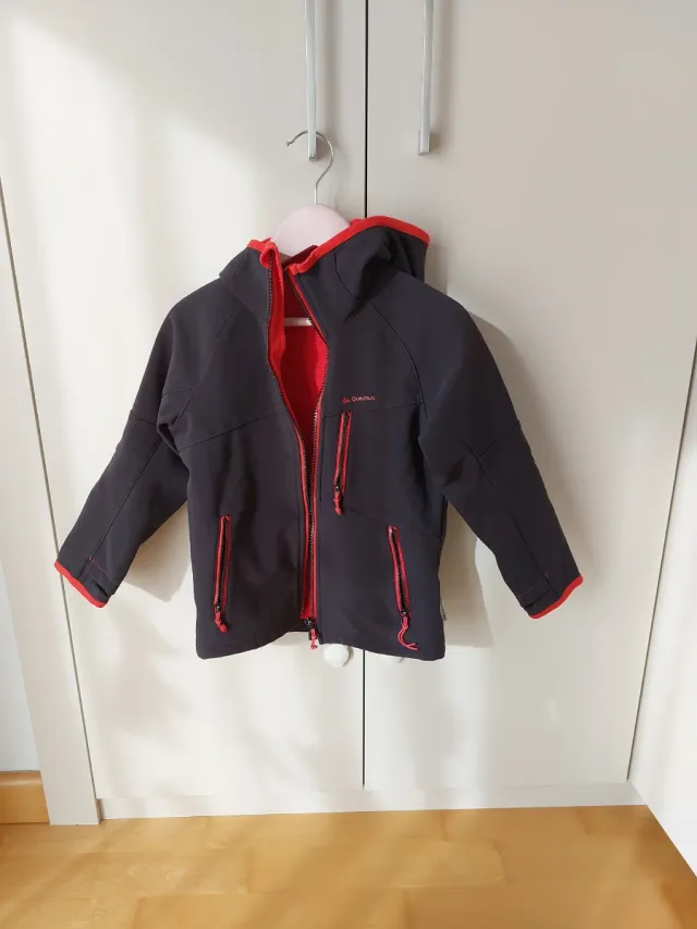 Chaqueta polar Quechua roja y negra