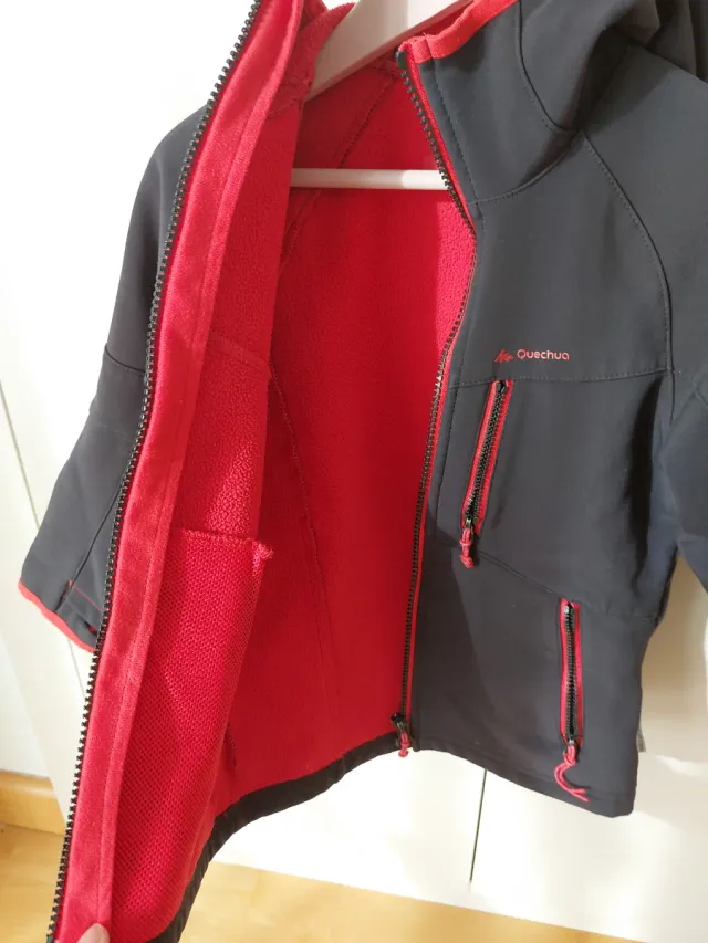 Chaqueta polar Quechua roja y negra