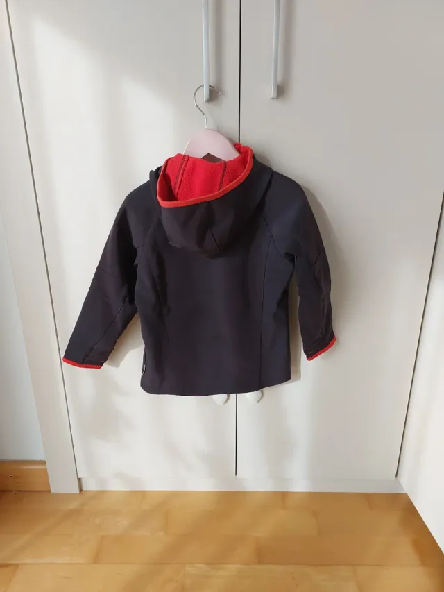 Chaqueta polar Quechua roja y negra