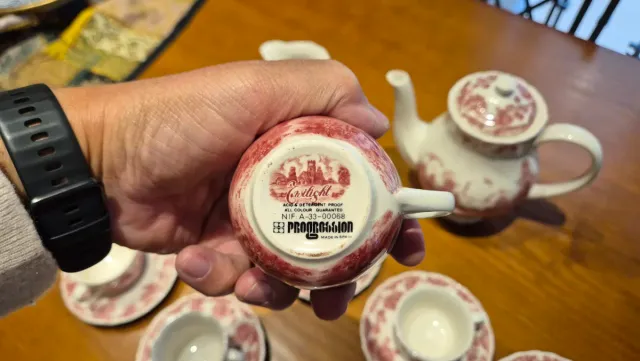 Set da tè in porcellana rosso e bianco