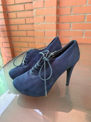 Zapatos tacón azul con cordones