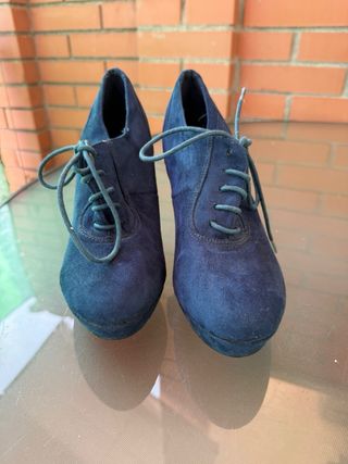 Zapatos tacón azul con cordones