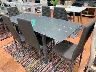 Mesa de comedor gris y sillas